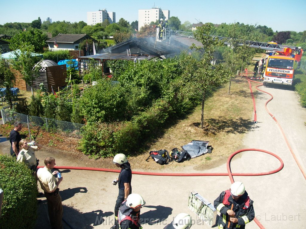 Gartenlaube in Vollbrand Koeln Poll Im Gremberger Waeldchen P250.JPG